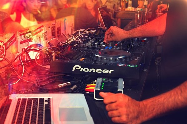 Choisir le bon dj pour animer votre soirée d'entreprise